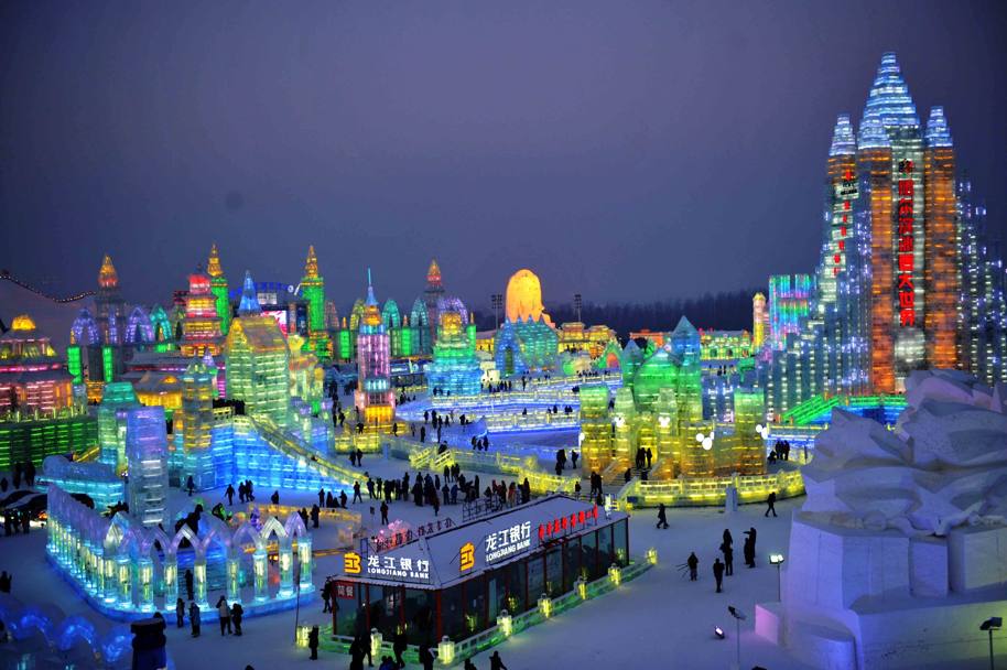 Ad Harbin, citt della Cina ai confini con la Siberia, si sta  svolgendo  come ogni anno il Festival del ghiaccio e della neve. Gli artisti riproducono intere parti della citt e le opere  sono illuminate con giochi di  luci che danno loro un aspetto fiabesco  (Olycom)